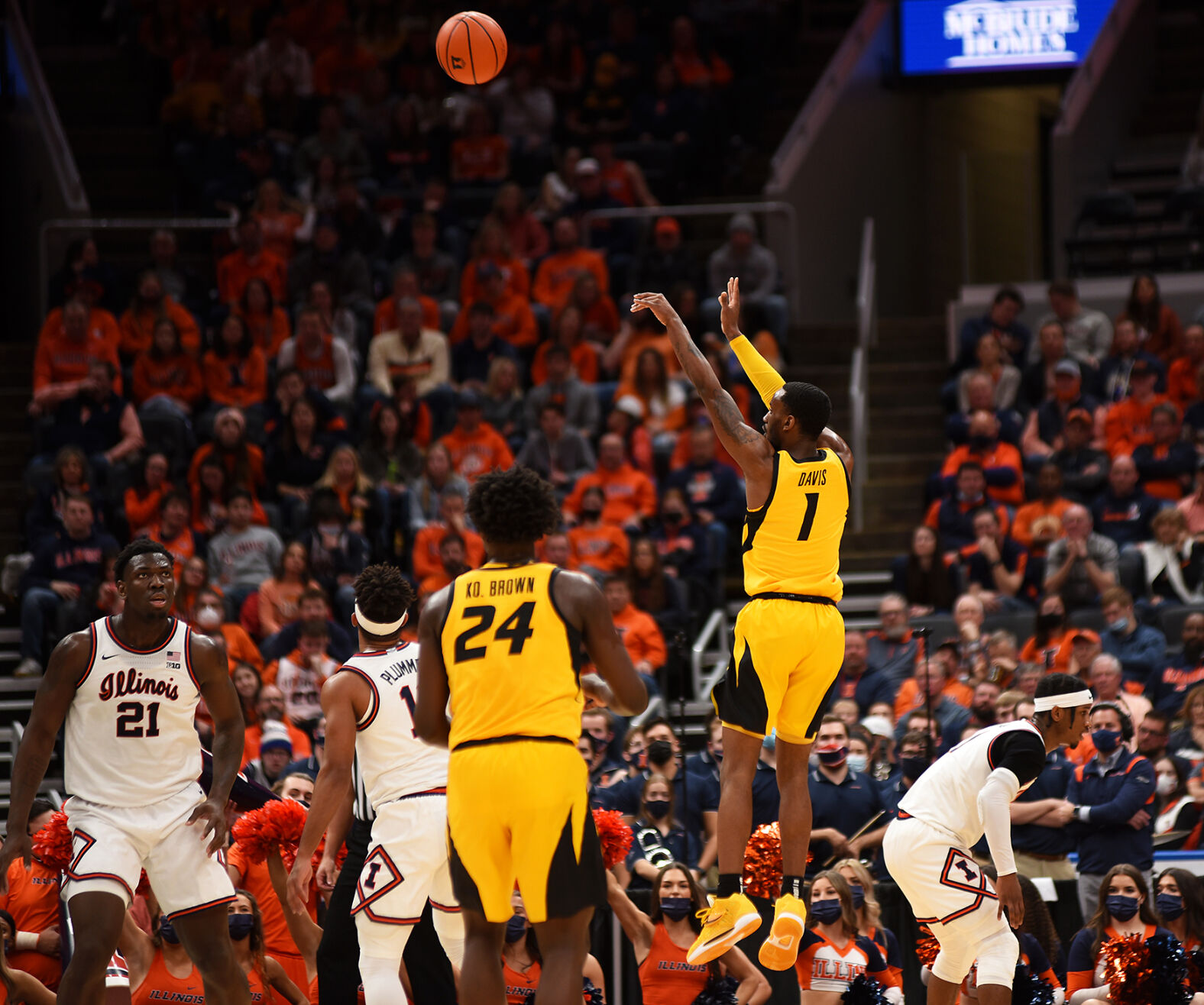 Missouri guard Amari Davis throws the ball
